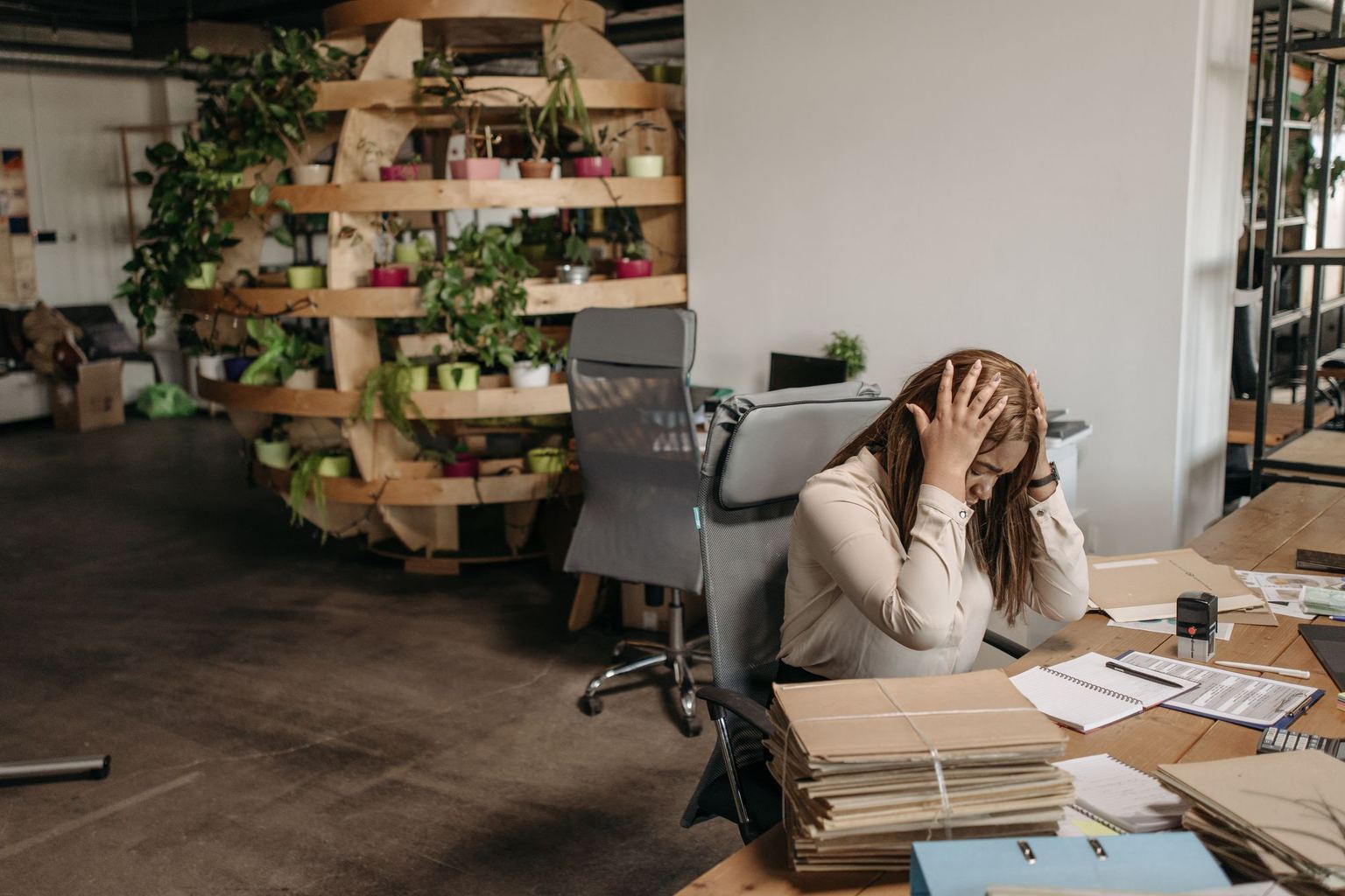 A dental front desk at 3pm, phone off the hook, a stack of unreturned call slips